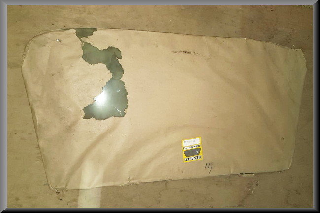 Laminated windshield (green tinted) – Renault 14 – OEM 7704000679 / 7704000680 – NOS
