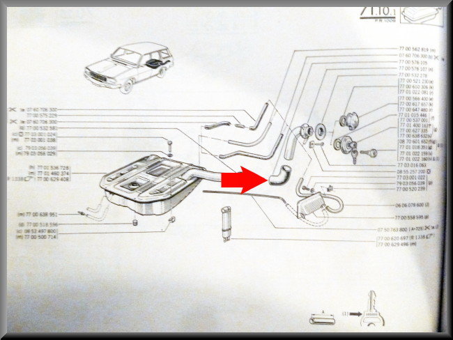 Durite d'essence cassée – Renault 12 – Pièce d'origine 7700576105 et 7700521352