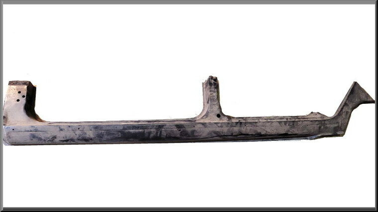 Longeron gauche avec montants A B C – Renault 16 – OEM 0710976400