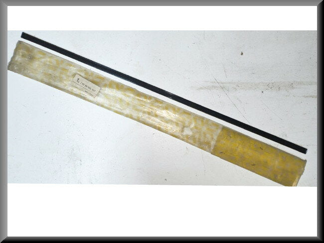 Decorative strip left rear – Renault 6 (1181) – OEM 7700566967 – NOS