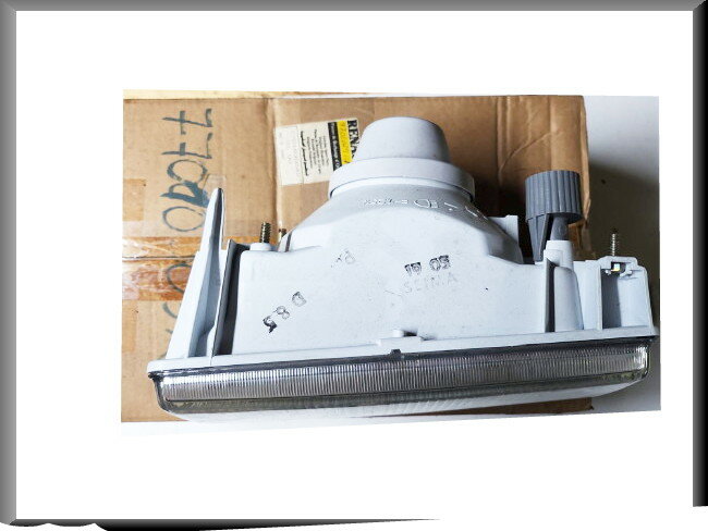 Phare avant gauche H4 – Renault 9 - Renault 11 – OEM 7701029111 / 7701030542 – NOS
