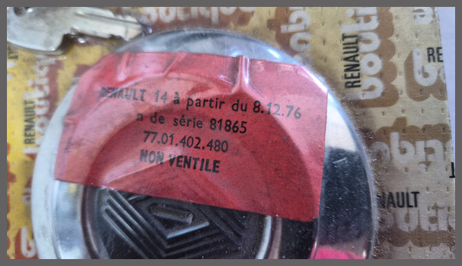 Tankdop met sleutel en logo – Renault 14 – OEM 7701402480 – NOS