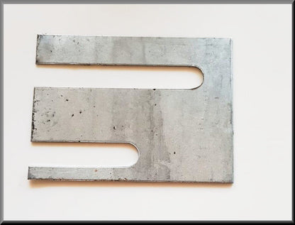 Cale charnière de porte inférieure (2mm) – Renault 12 – OEM 0608532802