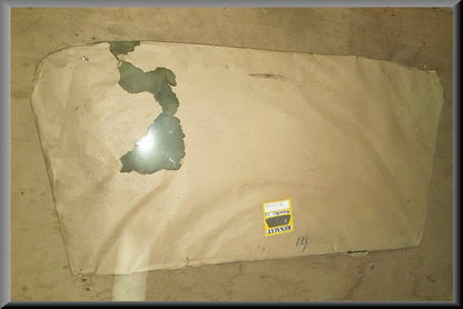 Laminated windshield (green tinted) – Renault 14 – OEM 7704000679 / 7704000680 – NOS