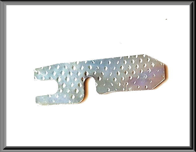 Plaque de remplissage de gâche (1mm) – Renault 12 – OEM 7700512424