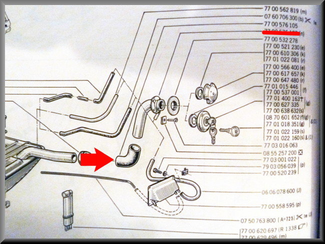 Durite d'essence cassée – Renault 12 – Pièce d'origine 7700576105 et 7700521352
