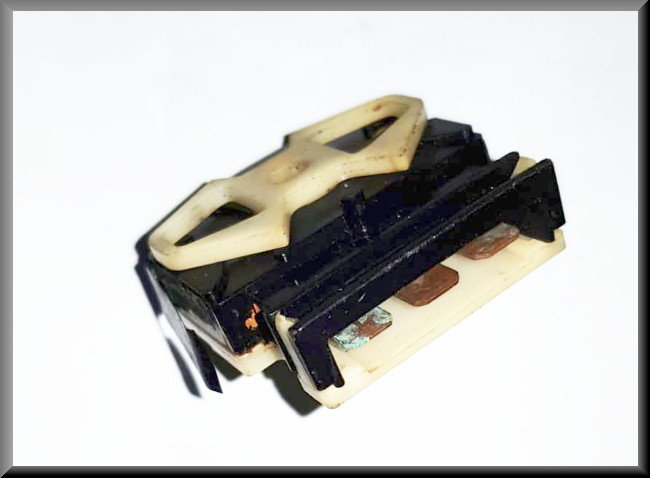 Interrupteur électromagnétique verrouillage centralisé – Renault 16 TX type 1 – OEM 7700547431