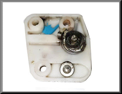 Gâche de porte côté gauche – Renault 16 – OEM 7700538638 – Occasion