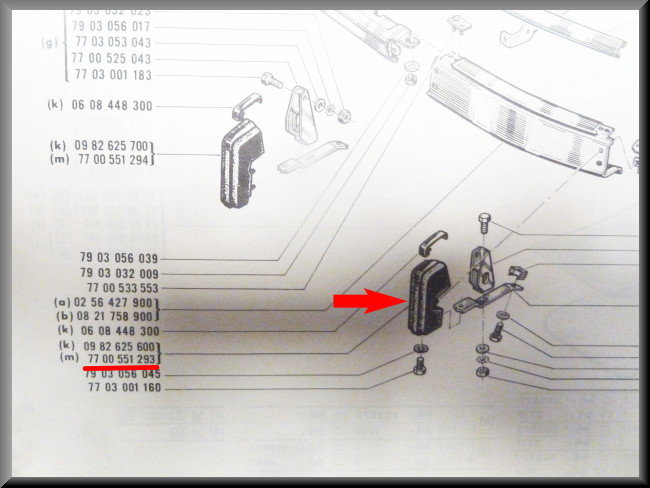Bumper buffer front left R16 TS (with opening for the trim strip).