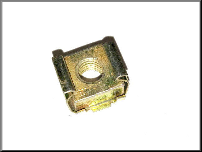 Écrou cage M8 – Renault 16 – OEM 0854686000