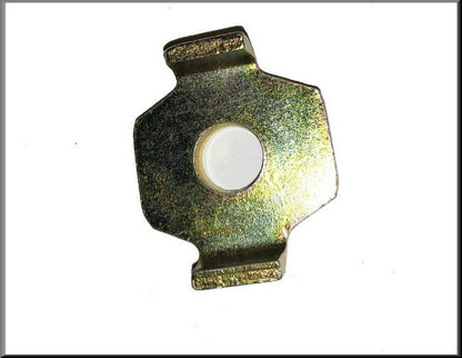 Gearbox support retaining plate – Renault 16 – OEM 7700502023