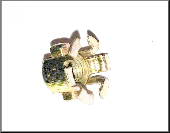 Écrou cage M6 – Renault 16 - Renault 12 – OEM 0855801400
