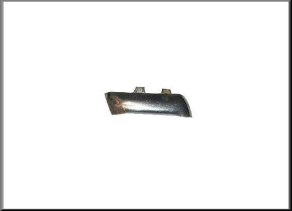 Agrafe pour jonc chromé de portière arrière gauche (à côté du montant C) – Renault 16 – OEM 7700648457 / 0608064500 – Occasion