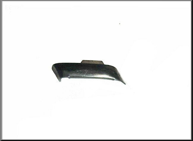 Clip pour jonc chromé porte avant droit (à côté du montant A) – Renault 16 – OEM 7700648460 / 0608064400 – Occasion
