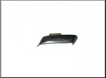 Agrafe pour jonc chromé porte avant gauche (à côté du montant A) – Renault 16 – OEM 7700648459 / 0608064300 – Occasion