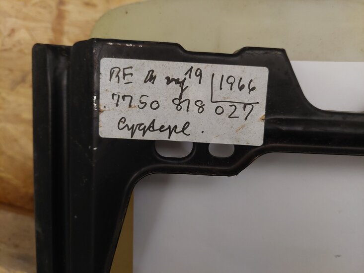 Boîtier de phare gauche – Renault 19 – OEM 7750818027 – NOS