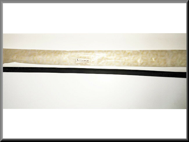 Lèche-vitre avant gauche – Renault 5 – OEM 7700640249 – NOS