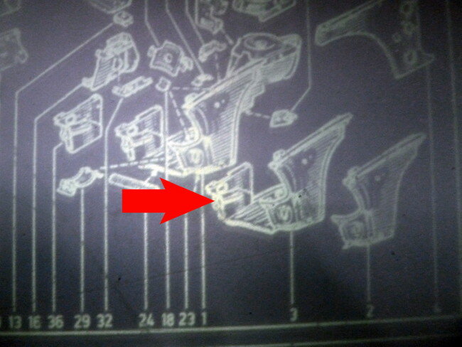 Pièce d'angle aile avant gauche – Renault 18 – OEM 7751582863 – NOS