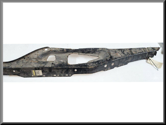 Pièce de châssis avant droit – Renault 18 – OEM 7700619784 / 7700688421 / 7700665639 – NOS