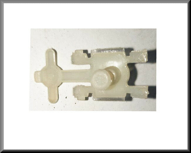 Agrafe de baguette décorative – Renault 20 - Renault 30 – OEM 7703077047 – NOS