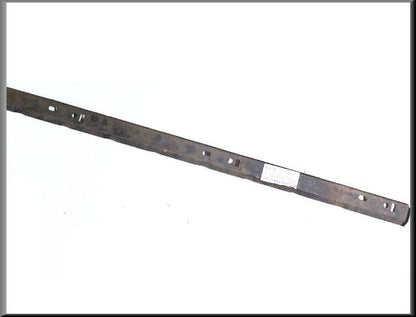 Bande de fixation aile avant gauche – Renault 4 – OEM 602042 / 1100506042 – NOS