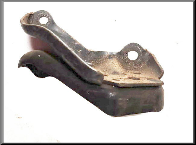 Support moteur droit – Renault 16 – OEM 0832011500