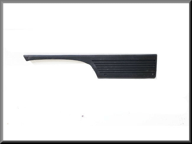 Garniture d'aile arrière droite – Renault 5 (3 portes) – OEM 7700661032 – NOS