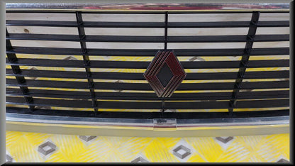 Calandre centre avec logo – Renault 12 – OEM 7700654709 – NOS