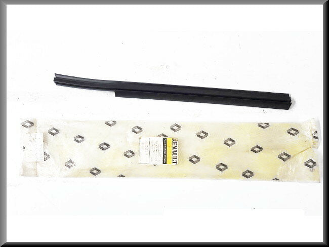 Caoutchouc capot moteur – Renault 19 – OEM 7700790871