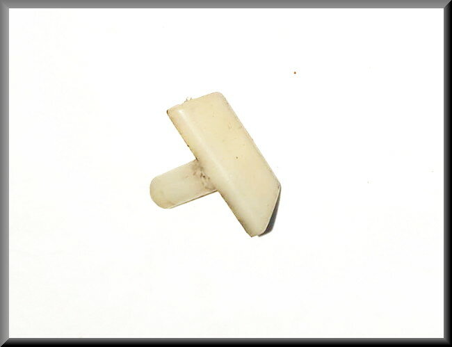 Decorative strip mounting plug – Renault 16 – OEM 0857572200