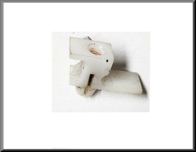 Clip de fixation longeron – Renault 16 – OEM 7703079019