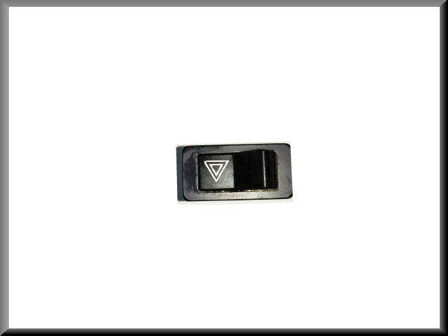 Bouton de warning (blanc) – Renault 16 – OEM 7700562642 / 7701348306