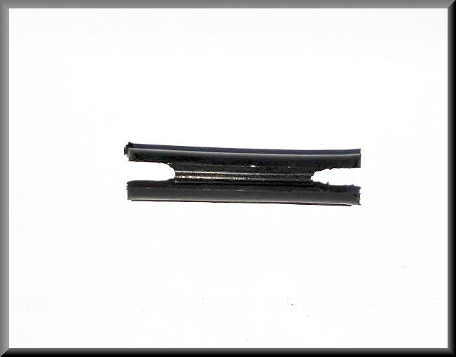 Protection mécanisme de verrouillage capot moteur – Renault 16 – OEM 0857605300
