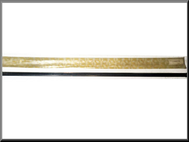 Baguette décorative de porte avant droite – Renault 20 - Renault 30 – OEM 7700611232 – NOS