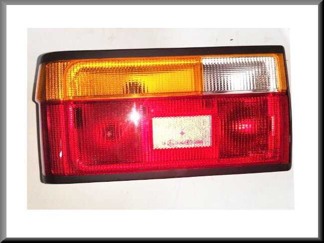 Bloc feu arrière gauche complet avec cabochon et bordure noire (Farba) – Renault 9 – OEM 6025070 – NOS