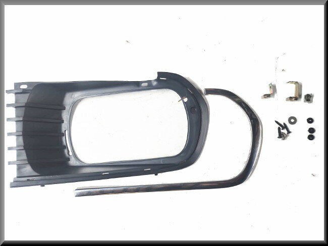 Grill linkerdeel met chroomrand en bevestigingsset – Renault 12 – OEM 7701459891