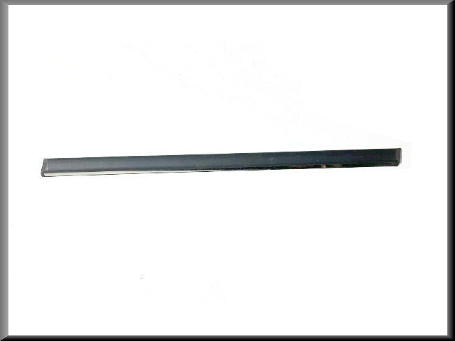 Sierstrip achterdeur rechts  – Renault 9 – OEM 7704000921 – NOS