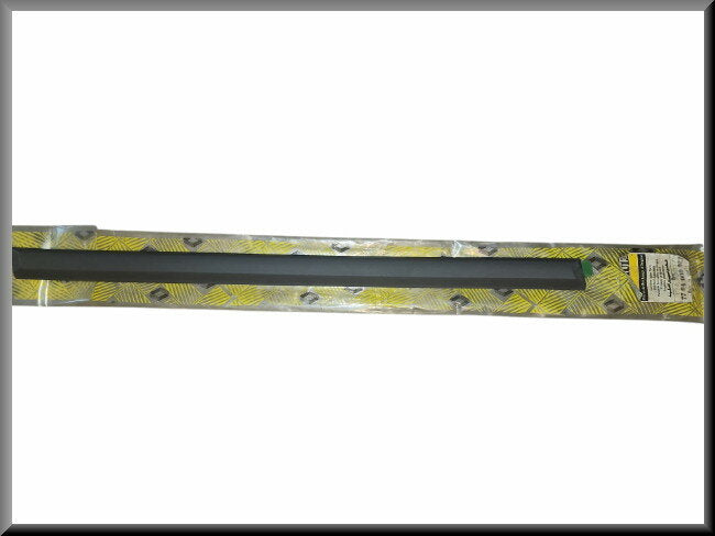 Sierlijst achter rechts  – Renault 9 – OEM 7704000923 – NOS