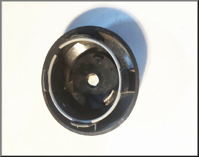 Cache-moyeu de volant – Renault 8 – NOS