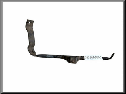 Support de pare-chocs avant droit (renforcé) – Renault 16 – OEM 0832096000