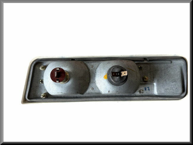 R10: Achterlicht unit links met glas en chroomrand (New Old Stock).