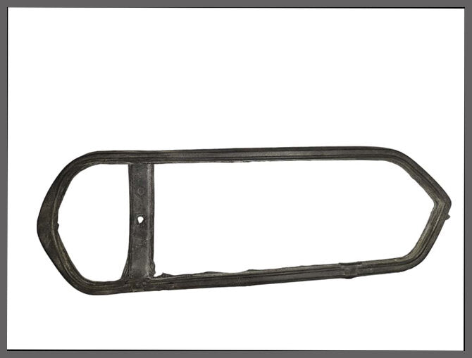Caoutchouc de feu arrière gauche premier type – Renault 16 – OEM 0855718900 / 0870757000