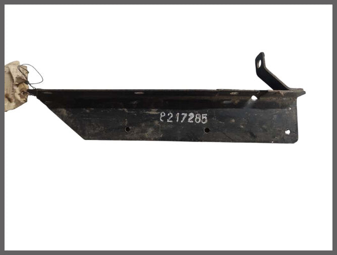 Bevestigingsbeugel spatlap voorzijde rechts  – Renault 16 – OEM 0821728500 – NOS