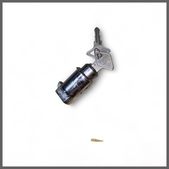 Verrou boîte à gants – Renault 16 – Renault Caravelle - Renault Floride - Peugeot 5034 - OEM 7701003899 – NOS