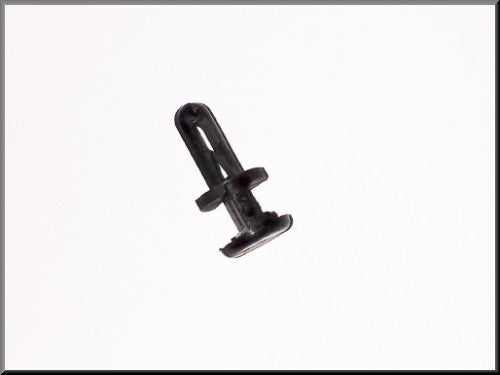 Attachment with plug for tailgate logo – Renault 16 – OEM 7703072153 / 7703072141