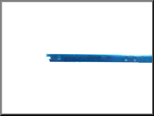 Bande métallique pour joint de vitre de porte arrière – Renault 12 – OEM 7700509986