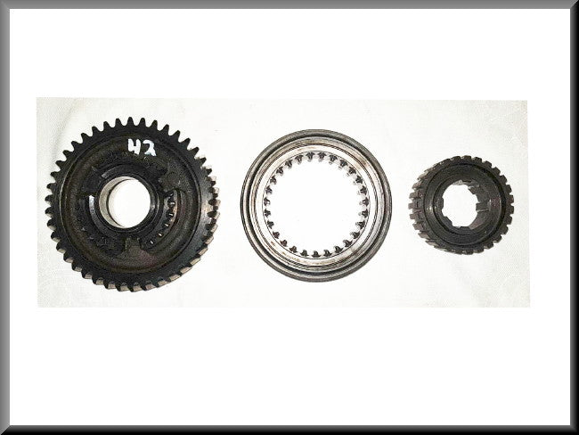 Pignon de 1ère vitesse avec moyeu synchroniseur (42 dents) – Renault 16 – OEM 7700613725A