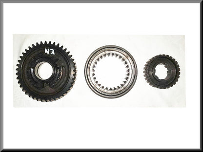 Pignon de 1ère vitesse avec moyeu synchroniseur (42 dents) – Renault 16 – OEM 7700613725A