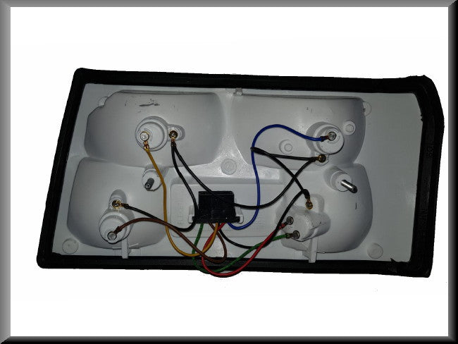 Tail light unit left with lens – Renault 12 – OEM 770101a