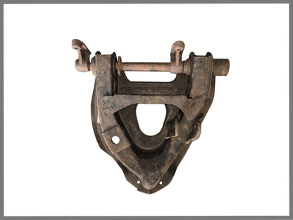 Triangle inférieur gauche (version renforcée)(Sauf : caution de 250,00 € pour reprise) – Renault 16 – OEM 7700530027